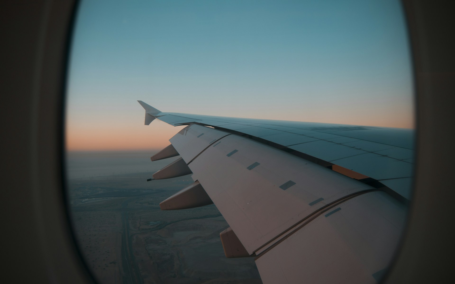 Stylised illustration: two abstract passengers and a glowing smartphone between them in a plane cabin